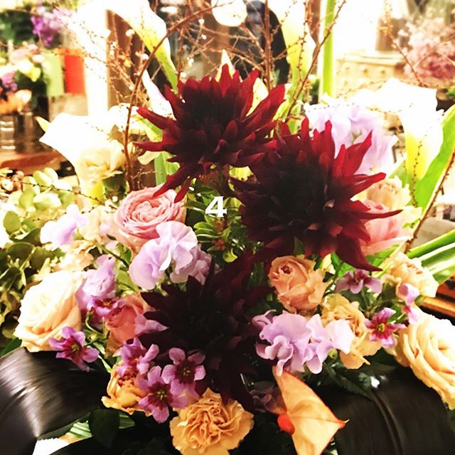 4月4日日めくり。ダリア 黒蝶がメインのアレンジ。New Openの御祝にとの御依頼で製作。#ggプランツ研究所 #flower #plants #ダリア #黒蝶 #カラー #バラ #デザート #カーネーション #アジサイ #リューココリーネ #ブルーミルフィーユ #アンスリウム #スイトピー #雪柳 #紫が好き #flower bird